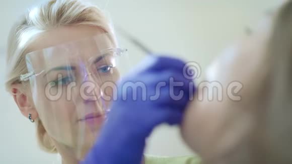 牙科专家在开放口腔工作高级牙医诊所视频的预览图