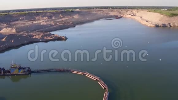 航空摄影的发展沙坑湖上一个沙坑湖附近的沙坑视频的预览图
