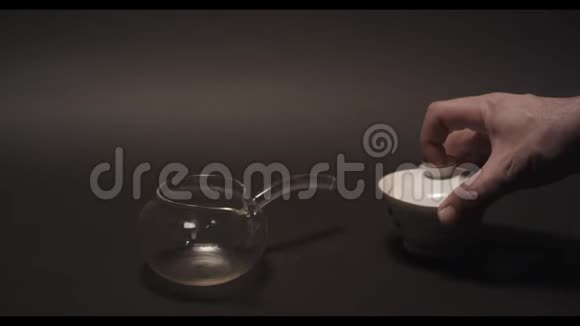 把中国茶倒进盖万的杯子里视频的预览图