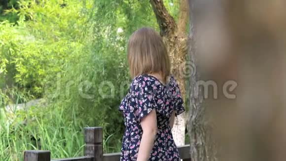 在夏季城市公园里美丽的年轻女子穿着衣服视频的预览图
