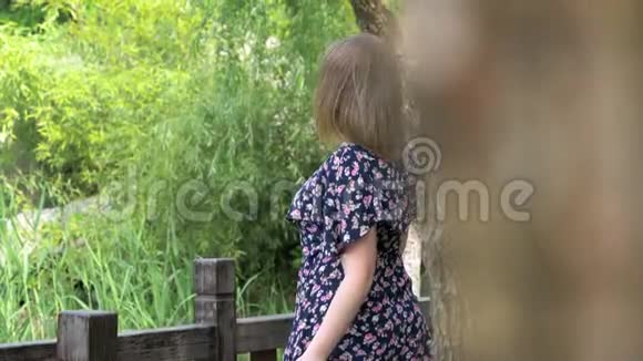 在夏季城市公园里美丽的年轻女子穿着衣服视频的预览图