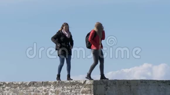 两个女孩前往爱尔兰西海岸视频的预览图
