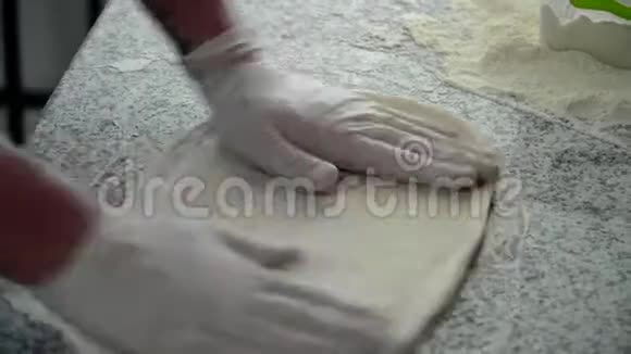手按揉面团用手套做披萨快餐店厨师视频的预览图