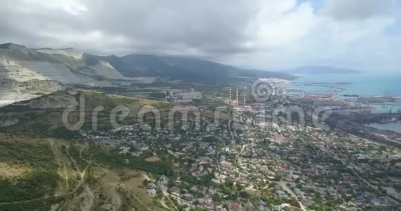 从采石场的高度以及白天城市和港口的工业部分看Novorossiysk市在CLO中视频的预览图