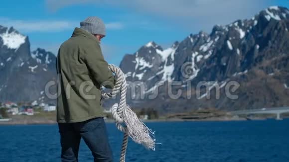 勇敢的人肩上有一根绳子系在群山和蓝天的背景上视频的预览图
