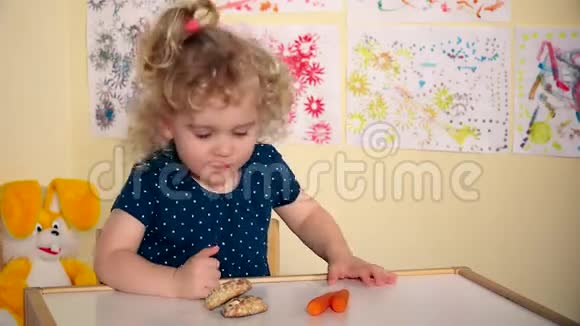 3小孩子喜欢吃蜂蜜蛋糕不喜欢吃胡萝卜视频的预览图