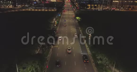摩天大楼之间道路上的夜间交通视频的预览图