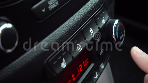 牵引控制系统关闭手指按下按钮的汽车禁用稳定视频的预览图