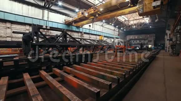 工业概念建筑工厂工人在焊接视频的预览图