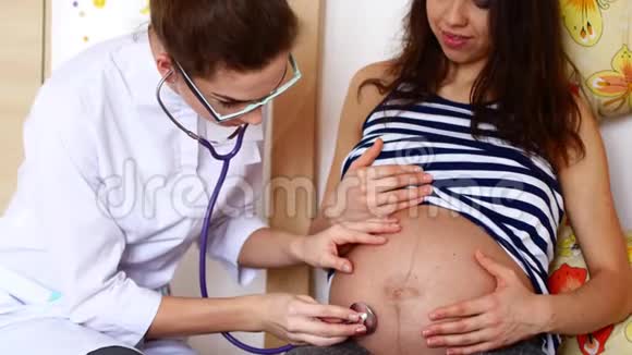 在医生的接待处怀孕了医生在听胃视频的预览图