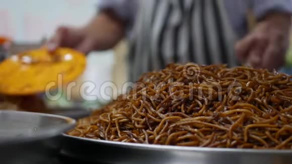 亚洲街的食物炒米粉在亚洲传统和流行的菜肴特写镜头4k视频的预览图