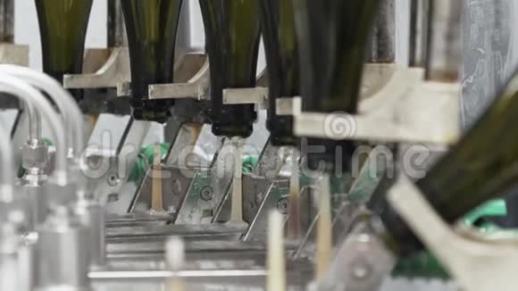 关闭工厂自动传送带中清洗的绿色瓶子香槟或葡萄酒生产视频的预览图