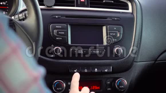 汽车仪表盘上的手动按下加热座椅高按钮视频的预览图
