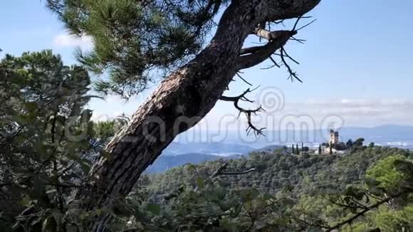 城市和峡谷山脉的景色视频的预览图