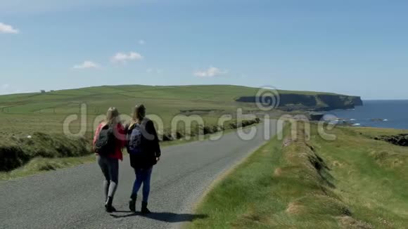 两个女人去爱尔兰西海岸度假视频的预览图