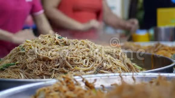 亚洲街的食物炒米粉在亚洲传统和流行的菜肴特写镜头4k视频的预览图