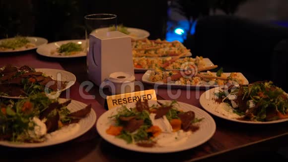 优雅餐厅预订座位的预留桌牌夜总会里有菜的木制桌子视频的预览图