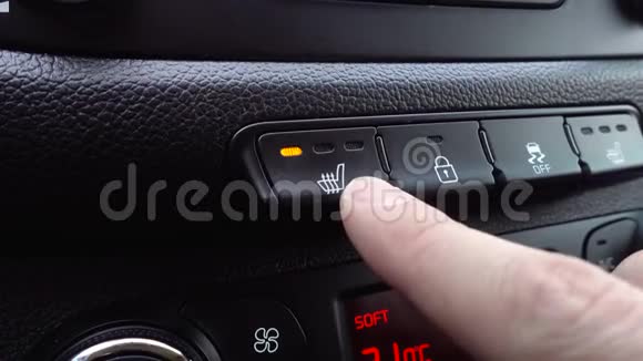 汽车仪表盘上的手动按下加热座椅高按钮视频的预览图