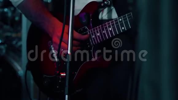 乐队在俱乐部里演奏乐器房间里的特写镜头视频的预览图