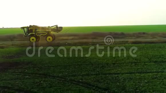 喷洒机在绿色麦田上工作视频的预览图