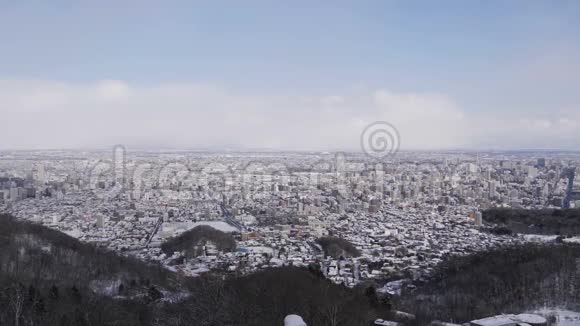 冬季积雪覆盖的城市俯视图视频的预览图
