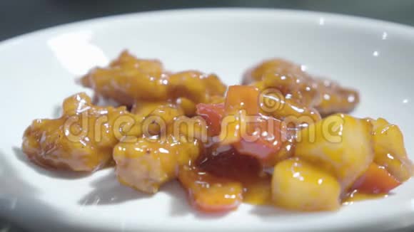 糖醋酱鸡肉在昂贵的咖啡馆或餐厅特写的白色盘子上的美味菜肴视频的预览图