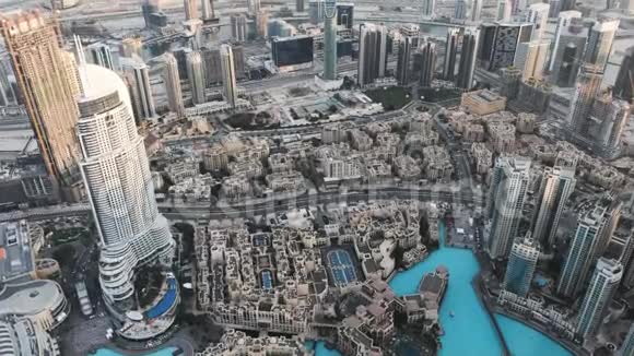 迪拜的景色从鸟瞰来看酒店摩天大楼一层和两层阿拉伯风格建筑视频的预览图