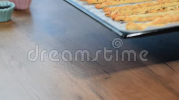 新鲜出炉的土产意大利格里西尼面包棒传统意大利咸面包棒撒粟籽视频的预览图