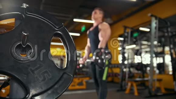 健身肌肉男在镜子附近训练二头肌注意力不集中视频的预览图