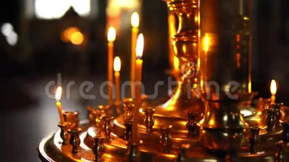 带有燃烧蜡烛的金色烛台装饰特写视频的预览图
