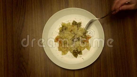 用叉子吃意大利面视频的预览图