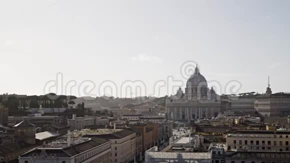 卡斯特尔圣安热洛和梵蒂冈城市全景在一个多云的冬天人们参观著名的历史建筑视频的预览图