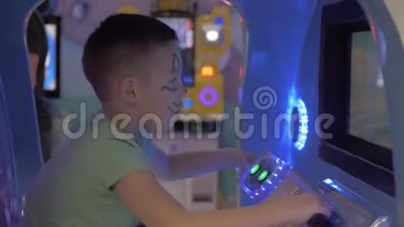 一个在移动游戏机舱里的男孩视频的预览图