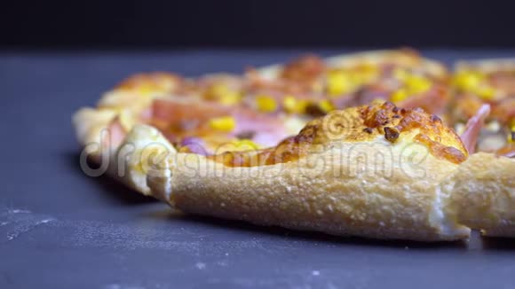 带蘑菇和熏肉的比萨视频的预览图