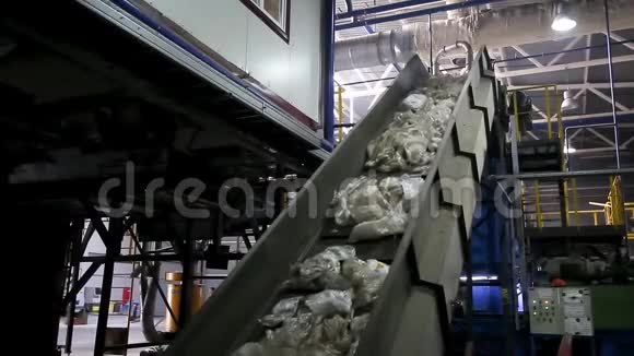 现代垃圾回收处理厂的移动输送机垃圾分类收集回收和存储视频的预览图