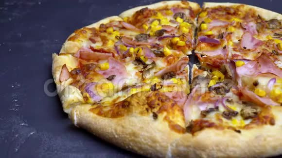 带蘑菇和熏肉的比萨视频的预览图