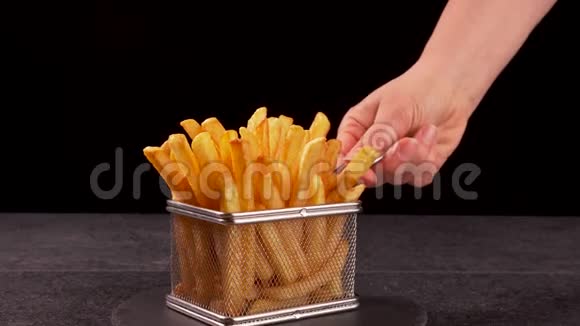 手分享美味的炸薯条放在一个小的煎篮里视频的预览图