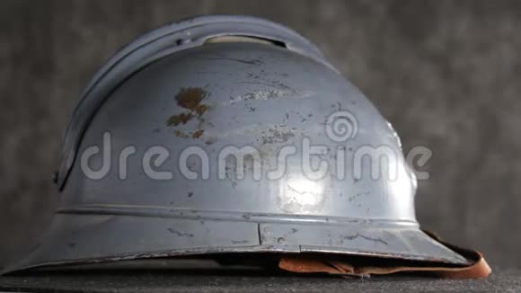 古董二战法国头盔阿德里安旋转视频的预览图