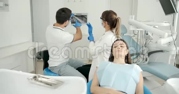牙医和助理与病人一起工作视频的预览图