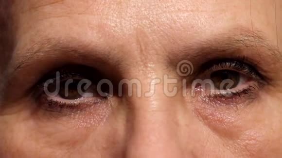 一个55岁后的女人悲伤的眼神视频的预览图