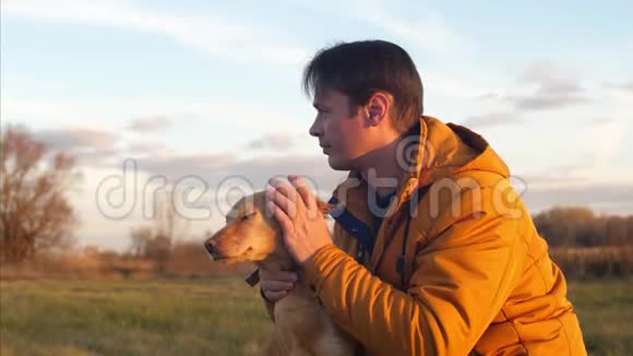 男人抚摸他心爱的红狗的头视频的预览图