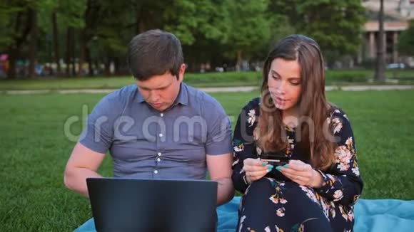 年轻夫妇使用笔记本电脑和信用卡在线购物视频的预览图