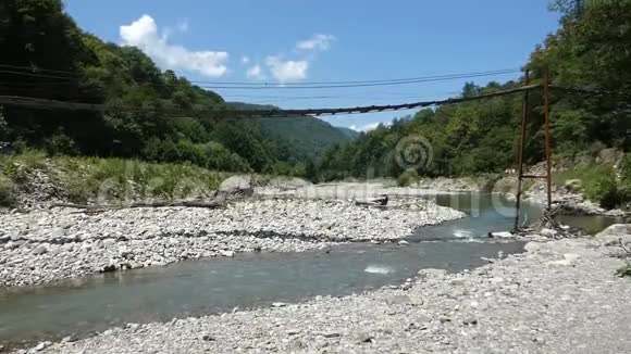 窄河之上的老绳桥视频的预览图