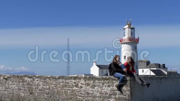 两个女孩前往爱尔兰西海岸视频的预览图