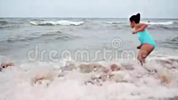 孩子在海边跳视频的预览图