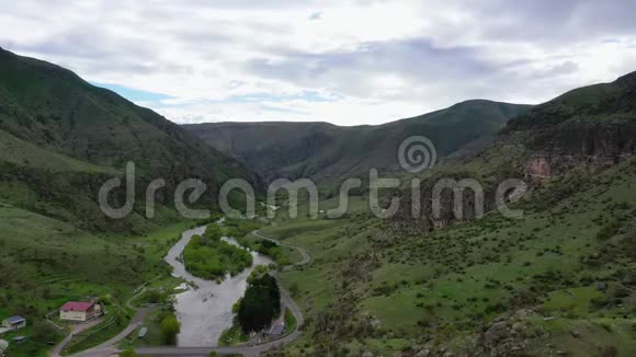 库拉河在山间流动的鸟瞰图视频的预览图