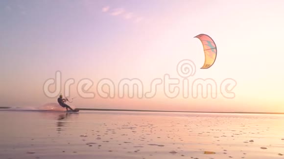 黎明时分一个人伸出一只手驾驶着一只训练风筝视频的预览图