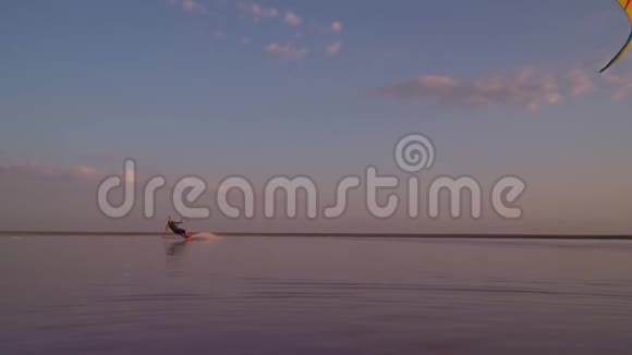 日落时分一个人正在湖上玩风筝手一伸游到水里视频的预览图