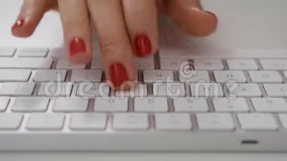 在白色电脑键盘上输入女性的手视频的预览图