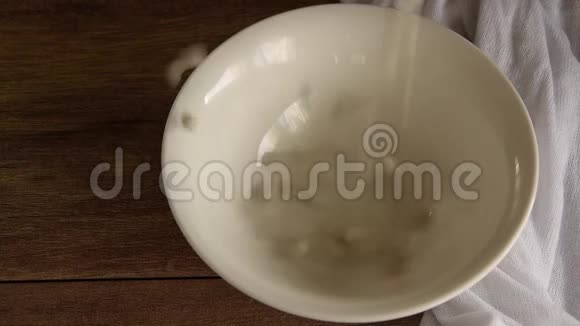 碗里的生豆子天然蛋白质食品视频的预览图